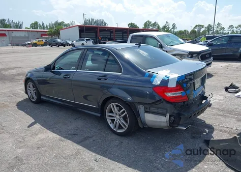 2014 Mercedes-Benz C 300 Sport 4Matic z USA, uszkodzony, nr VIN WDDGF8AB2EA962870